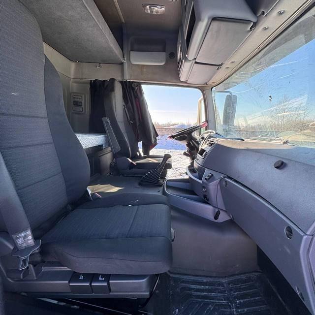 КАМАЗ Седельный тягач КАМАЗ 5490-801-DC (газодизель) — фото 27